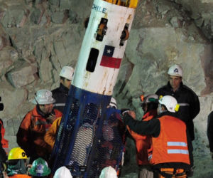 Chile: Górnicy z kopalni San Jose wydobywani na powierzchnię 