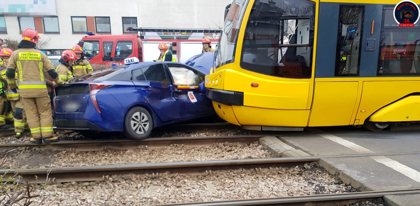 Taksówka z pasażerem zmieciona przez rozpędzony tramwaj! Groźny wypadek w centrum Warszawy