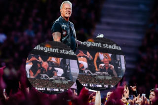 Całuśny James Hetfield - w nowej fryzurze - przyłapany na meczu. Kamera uchwyciła frontmana Metalliki