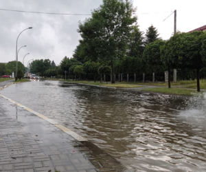 Ulewa w Rzeszowie! Rynny nie wytrzymują od nadmiaru deszczu [ZDJĘCIA,WIDEO]