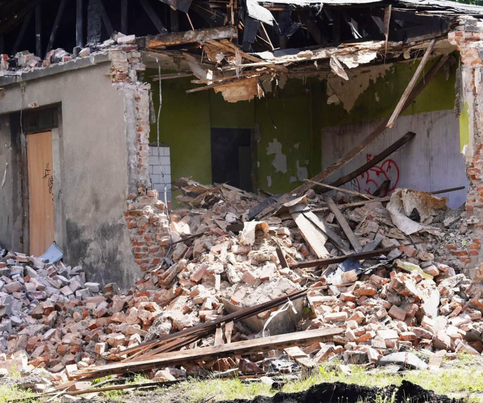 Trwa wyburzanie budynków socjalnych na os. Skałka w Skarżysku-Kamiennej
