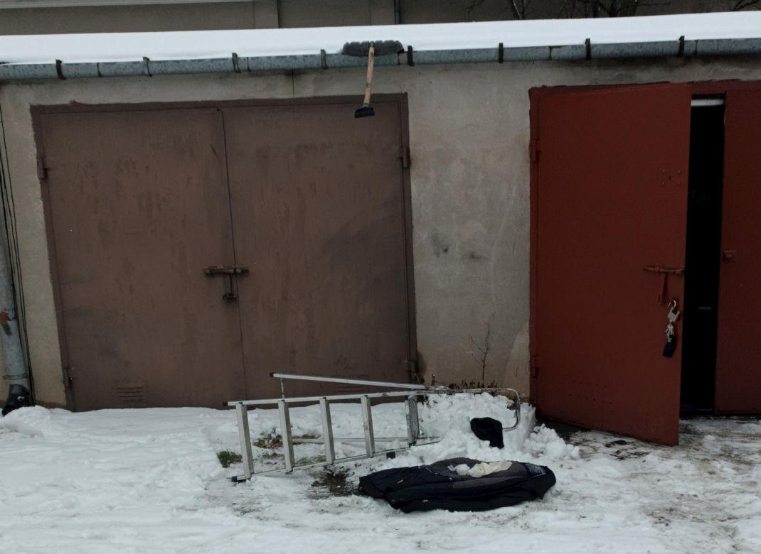 Koszmarny wypadek 69-letniego emeryta z Siedlec. Odśnieżał dach spadł z drabiny zmarł w szpitalu. 