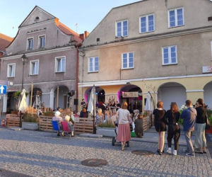 Muzyka na żywo i wyjątkowy klimat. Letnie koncerty wracają na Stary Rynek w Łomży - już dziś startuje Cafe Kultura