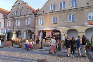 Muzyka na żywo i wyjątkowy klimat. Letnie koncerty wracają na Stary Rynek w Łomży - już dziś startuje Cafe Kultura