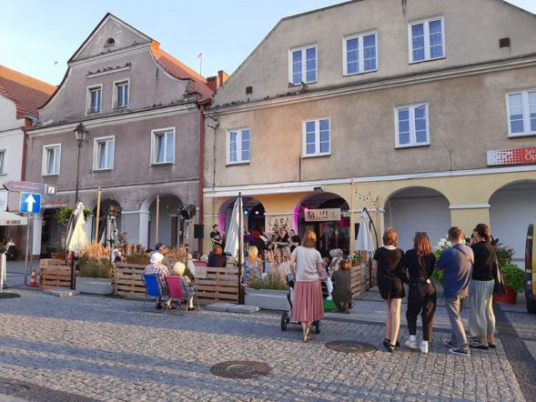 Muzyka na żywo i wyjątkowy klimat. Letnie koncerty wracają na Stary Rynek w Łomży - już dziś startuje Cafe Kultura