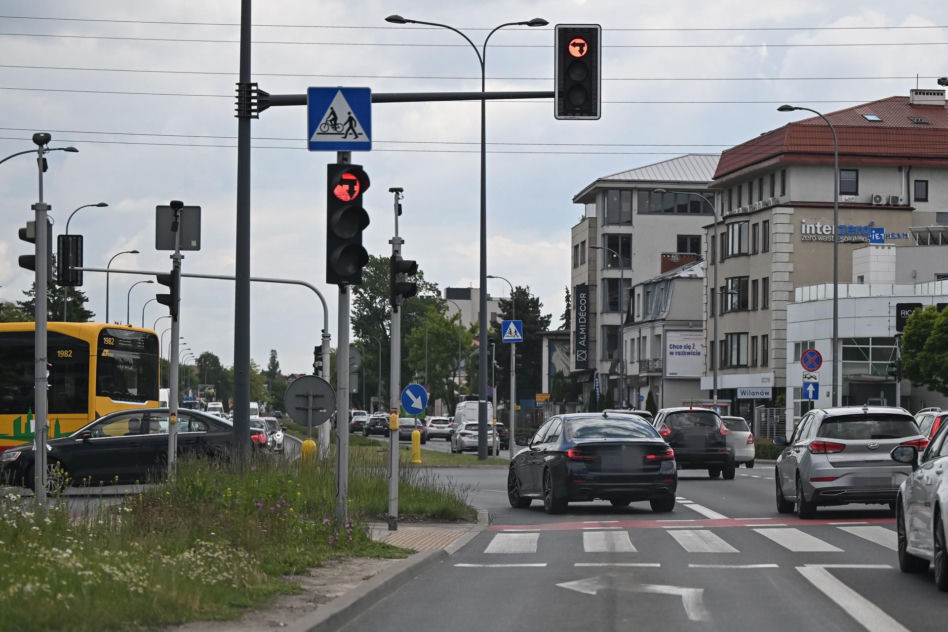 Monika Olejnik jedzie na czerwonym świetle, bo spieszy się do pracy