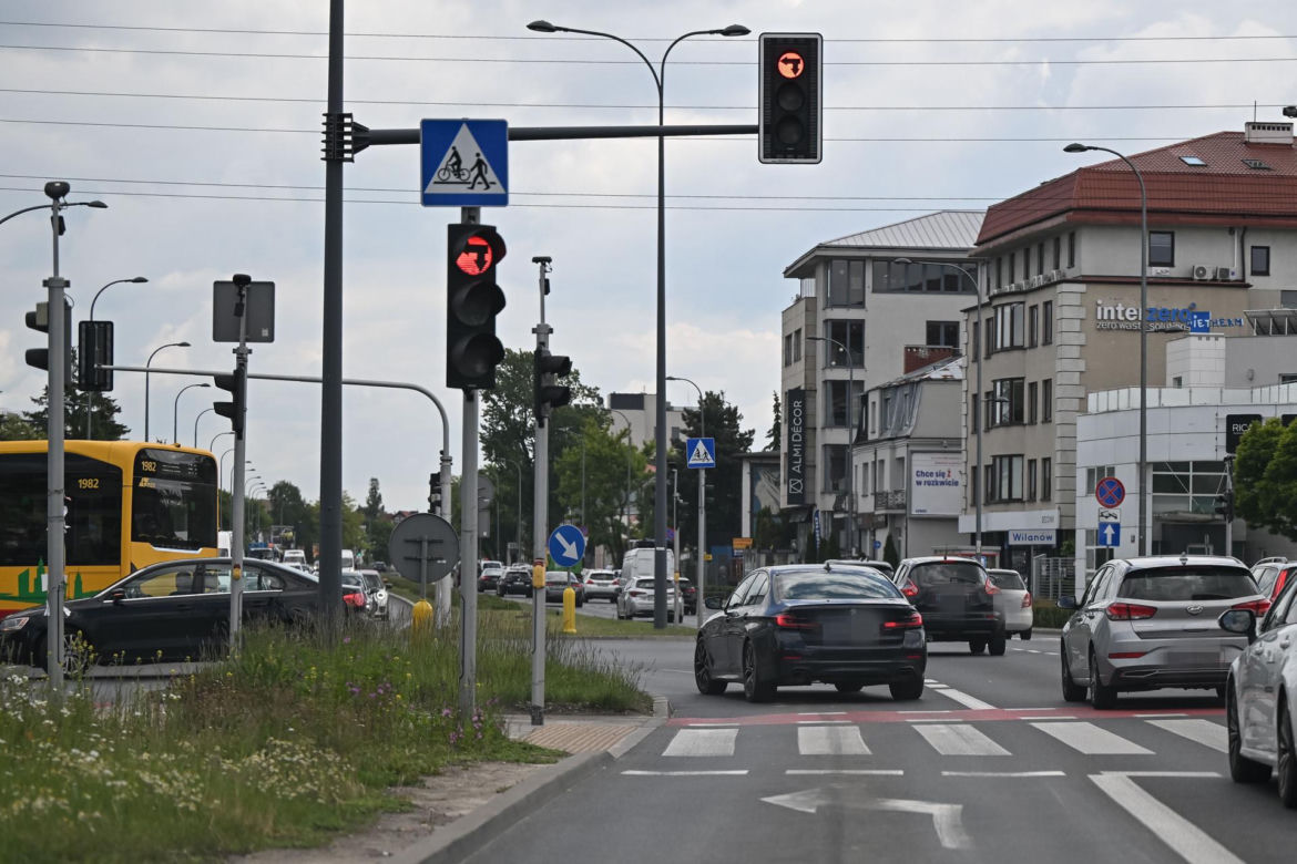 Monika Olejnik jedzie na czerwonym świetle, bo spieszy się do pracy