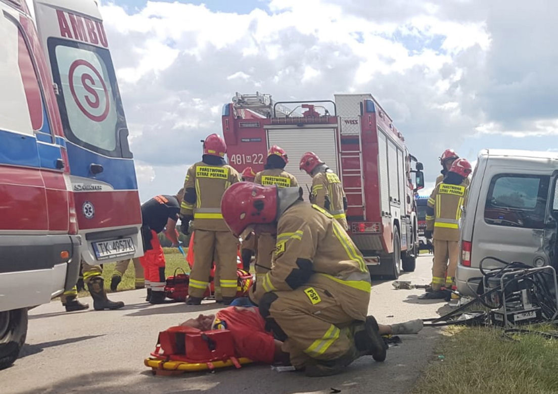 Potworny wypadek pod Lipskiem! Trzech mężczyzn uwięzionych w rozbitym citroenie [ZDJĘCIA]