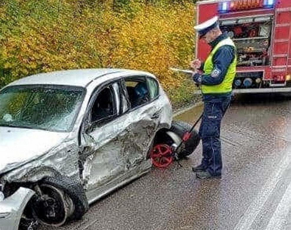 Groźny wypadek na Kaszubach. Czołowe zderzenie osobówki z dostawczakiem. Są poszkodowani