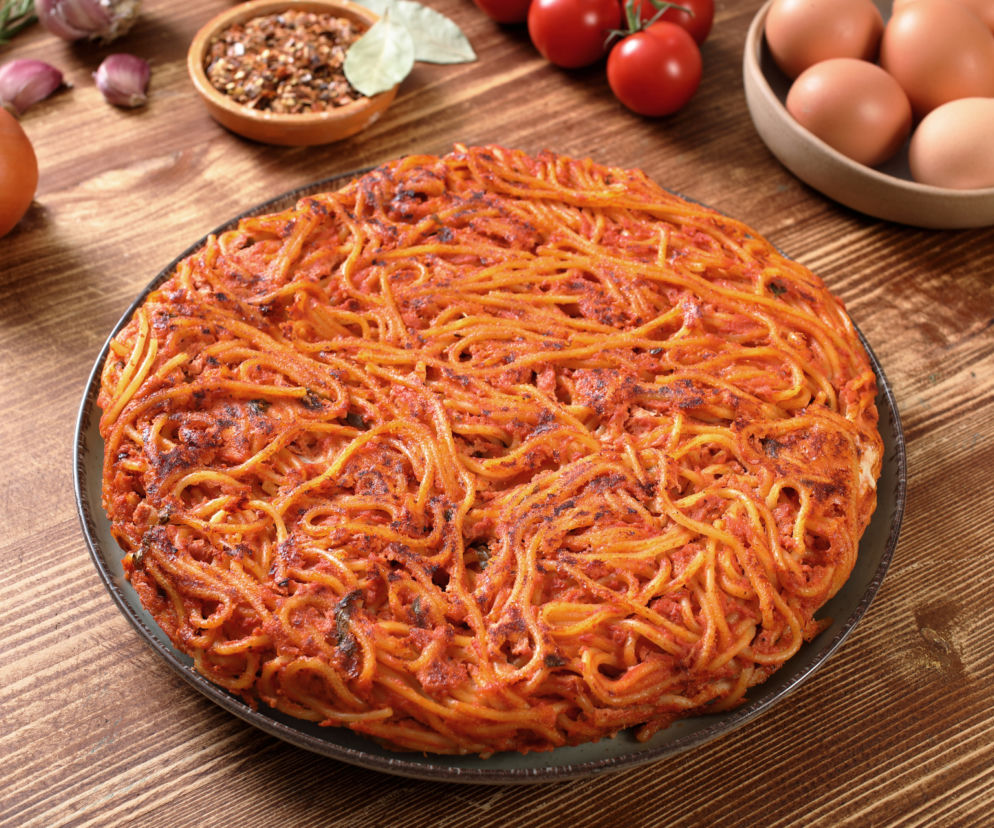 Zapiekane SPAGHETTI w sosie pomidorowym: super patent na wczorajszy makaron