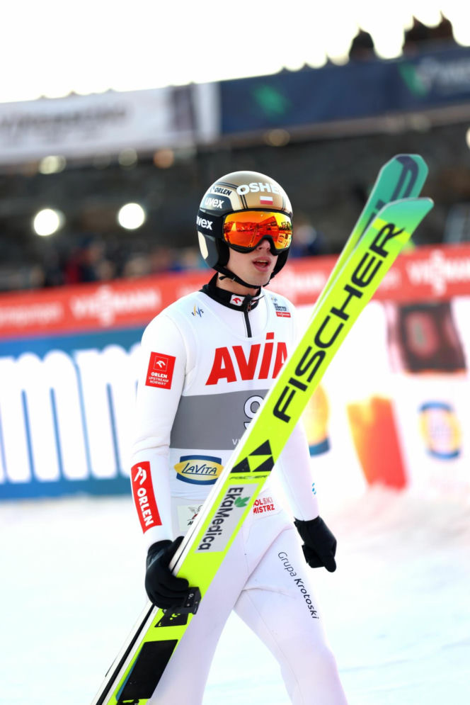 Kacper Tomasiak zaliczył dramatycznie wyglądający upadek w Vikersund