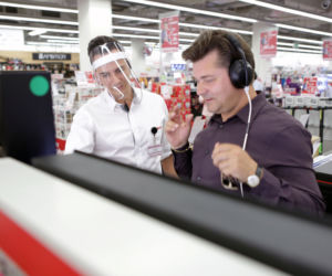 Koronawirus w Polsce: Zenek Martyniuk bez maseczki w Media Markt