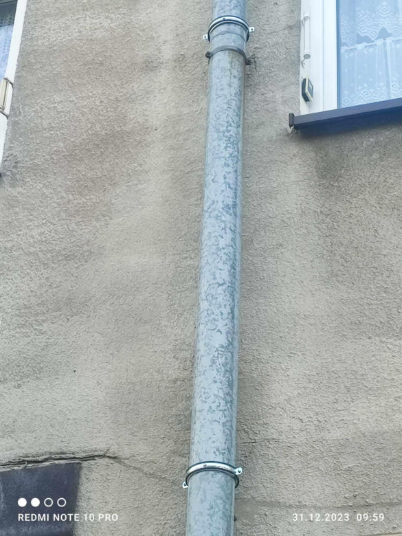 Rynna została przymocowana do ściany za pomocą metalowych obejmów 