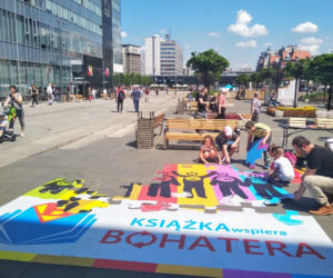 Katowice: Dzieciaki układały na Rynku ogromne puzzle! Wszystko w ramach akcji Książka wspiera bohatera [ZDJĘCIA, AUDIO]