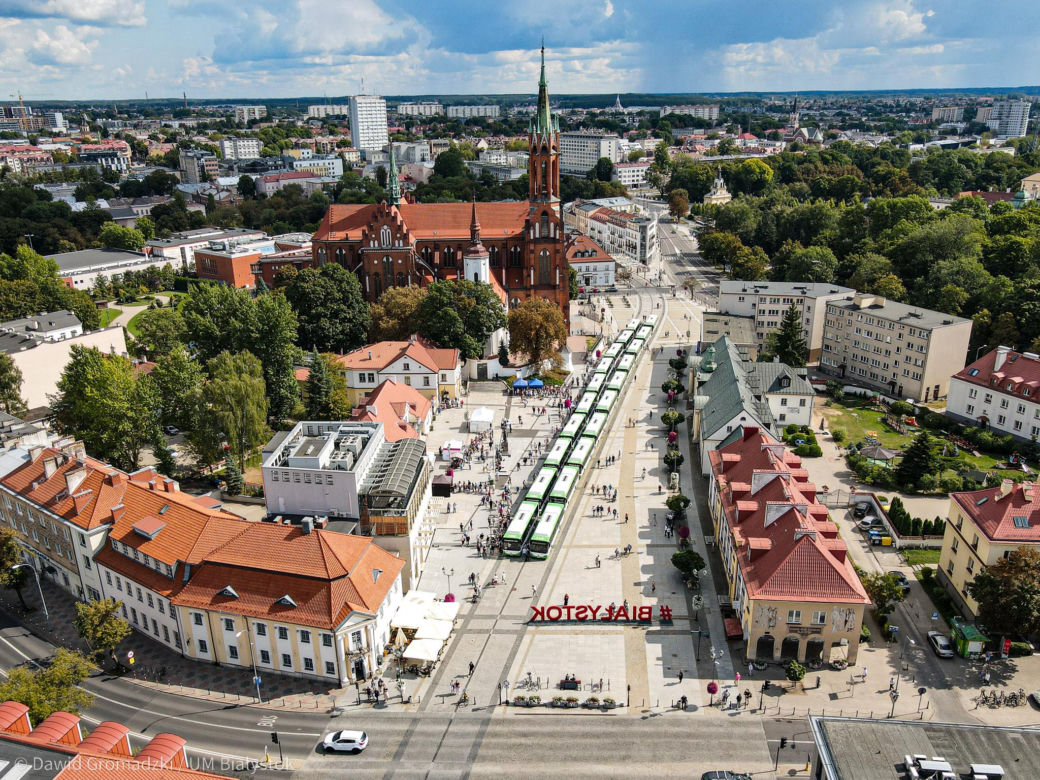 Zaprezentowano pierwsze 20 autobusów elektrycznych w Białymstoku. Od poniedziałku pojawią się na ulicach miasta [ZDJĘCIA]