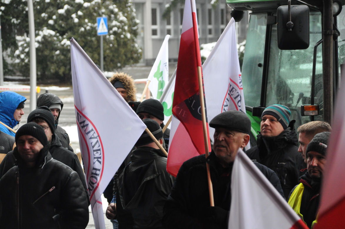 Protest rolników przed Urzędem Wojewódzkim w Kielcach