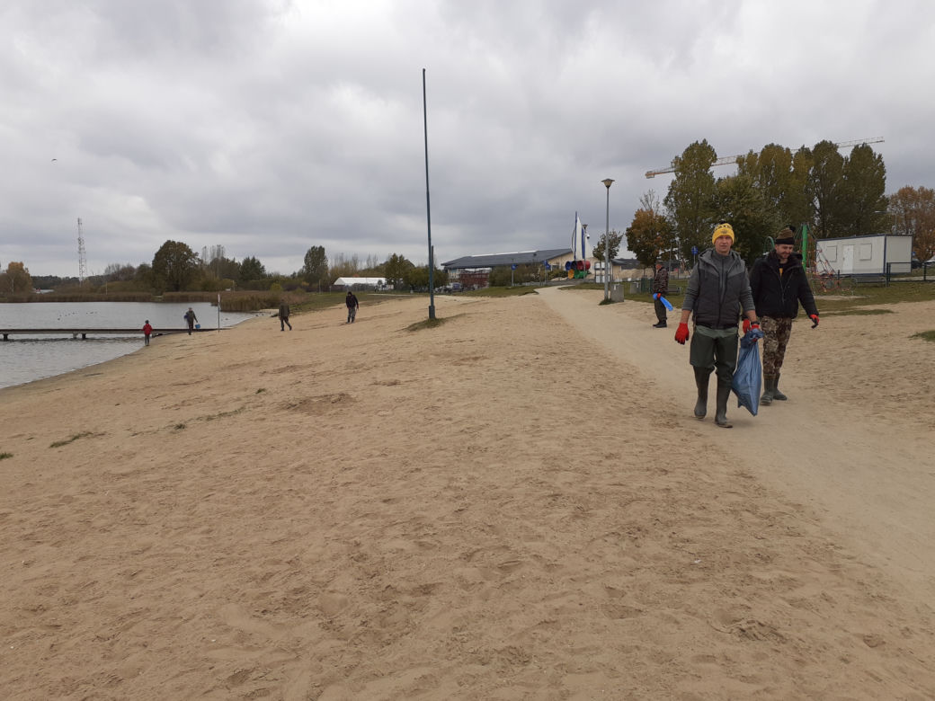 Jesienne porządki nad zalewem Muchawka w Siedlcach w 2021 roku
