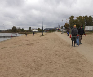 Jesienne porządki nad zalewem Muchawka w Siedlcach w 2021 roku