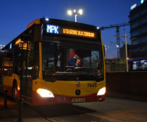 Specjalne autobusy MPK dowiozą medyków do szpitala tymczasowego we Wrocławiu