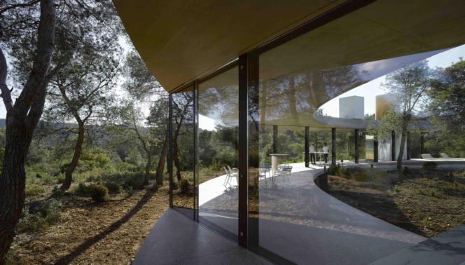 Solo House, Office KGDVS, Hiszpania