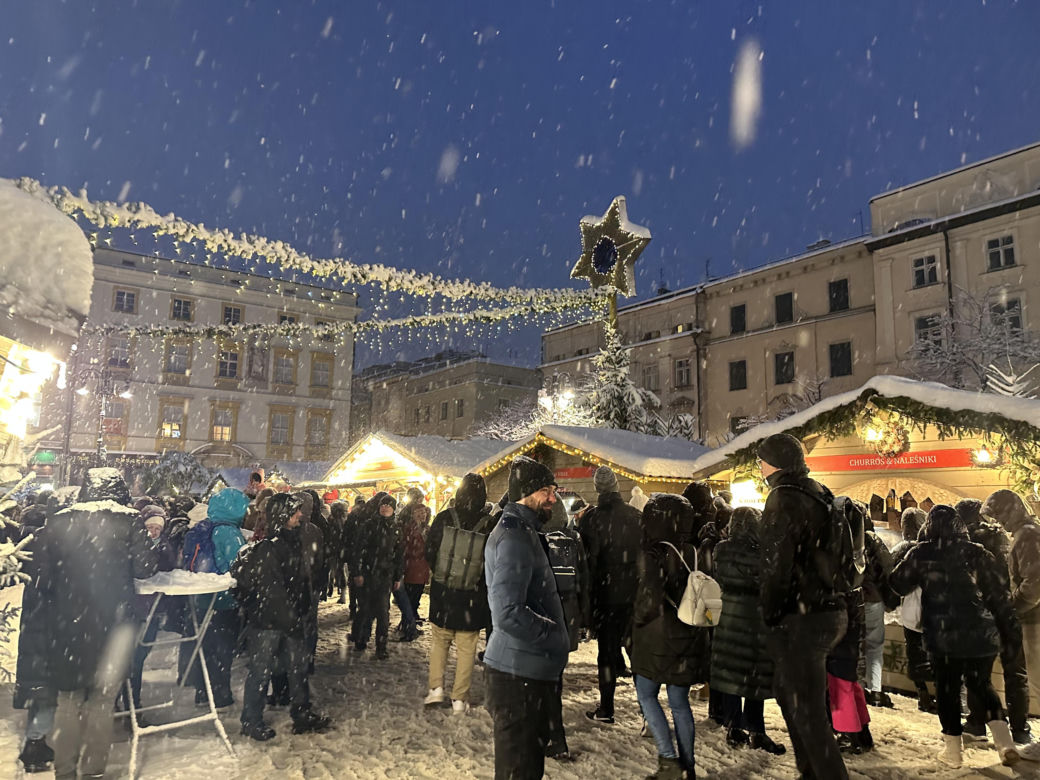 Choinka rozbłysła na Rynku Głównym. Tak wygląda Kraków w zimowej scenerii! 
