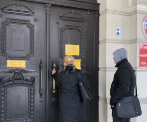 Kalisz w obliczu koronawirusa: opustoszałe sklepy, kolejki przed bankami, mieszkańcy zdystansowani