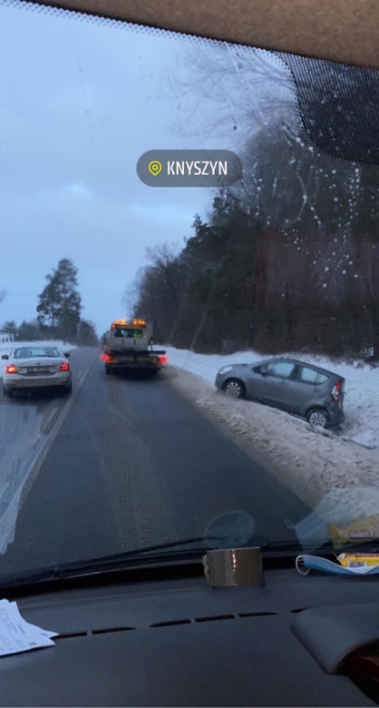 Trudne warunki na drogach w Podlaskiem. Kolizje, wypadki, sporo tras nieprzejezdnych (21.01.2022)