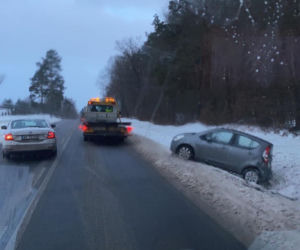 Trudne warunki na drogach w Podlaskiem. Kolizje, wypadki, sporo tras nieprzejezdnych (21.01.2022)
