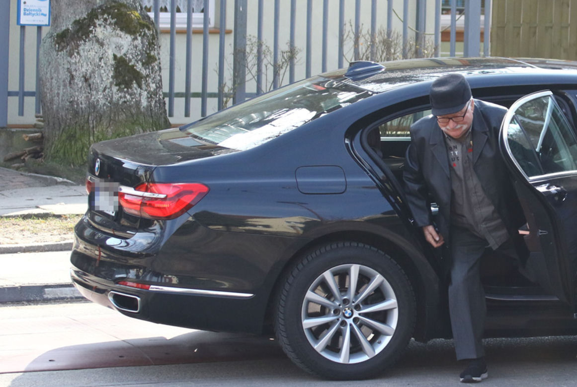 Lech Wałęsa daje pieniądze pod kościołem