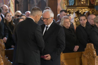 Poruszająca scena w kościele. Nawrocki podszedł do ojca Łukasza Litewki