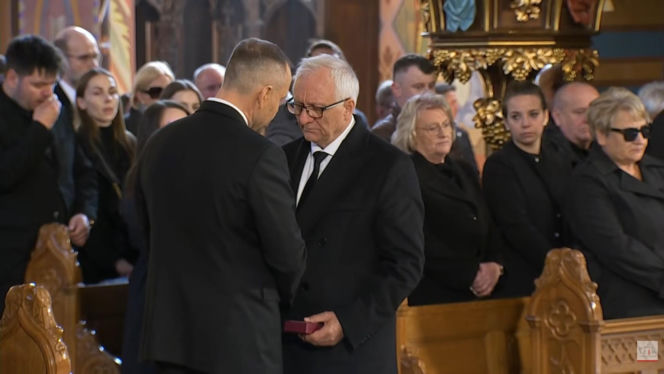 Poruszająca scena w kościele. Nawrocki podszedł do ojca Łukasza Litewki