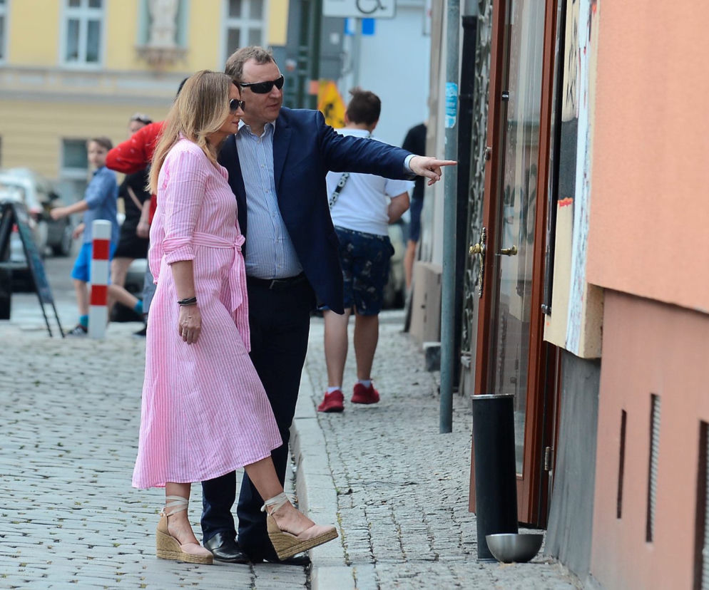 Jacek Kurski z żoną na spacerze w Opolu