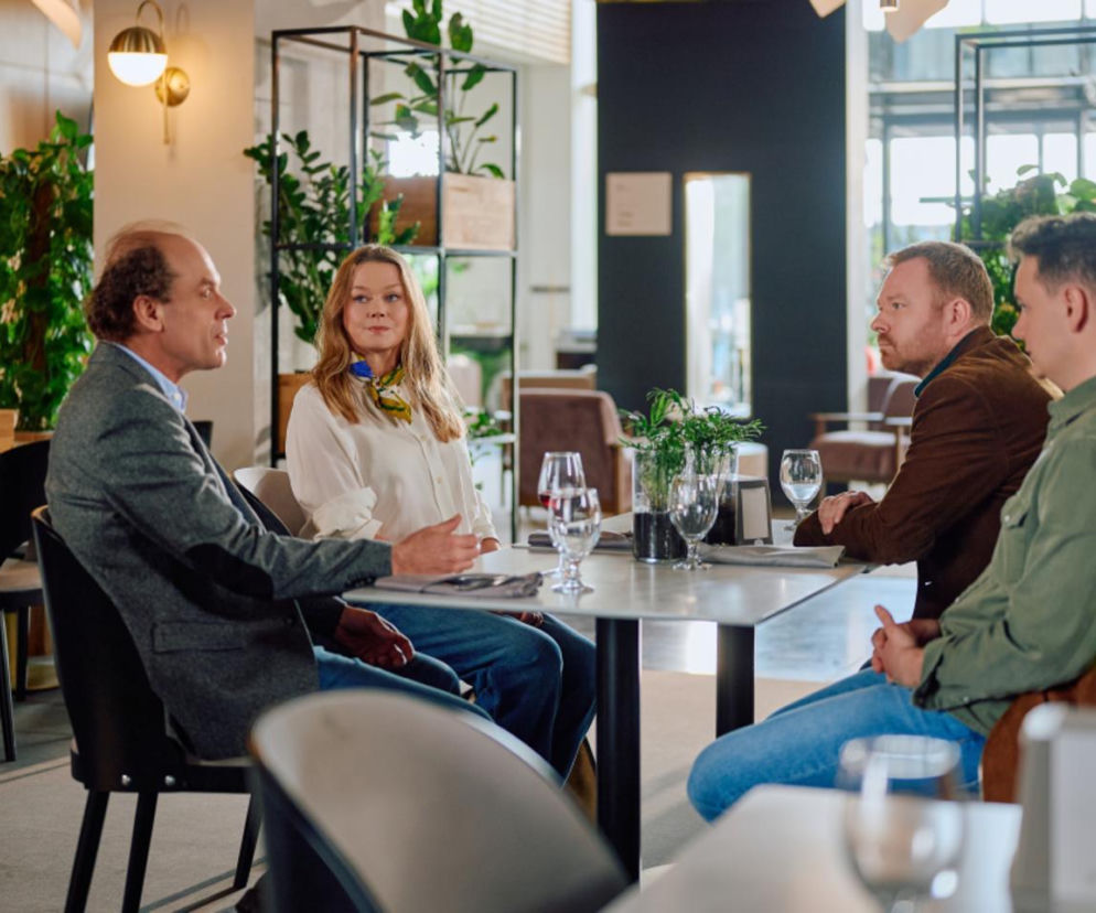 Andrzej, Wiola, Daniel i Kuba siedzą przy stole w restauracji. O ich spotkaniu w Na Wspólnej przeczytasz w SE Superseriale.