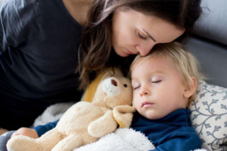 Gorączka u dziecka i popularny błąd rodziców. Dlaczego waga jest ważniejsza niż wiek?