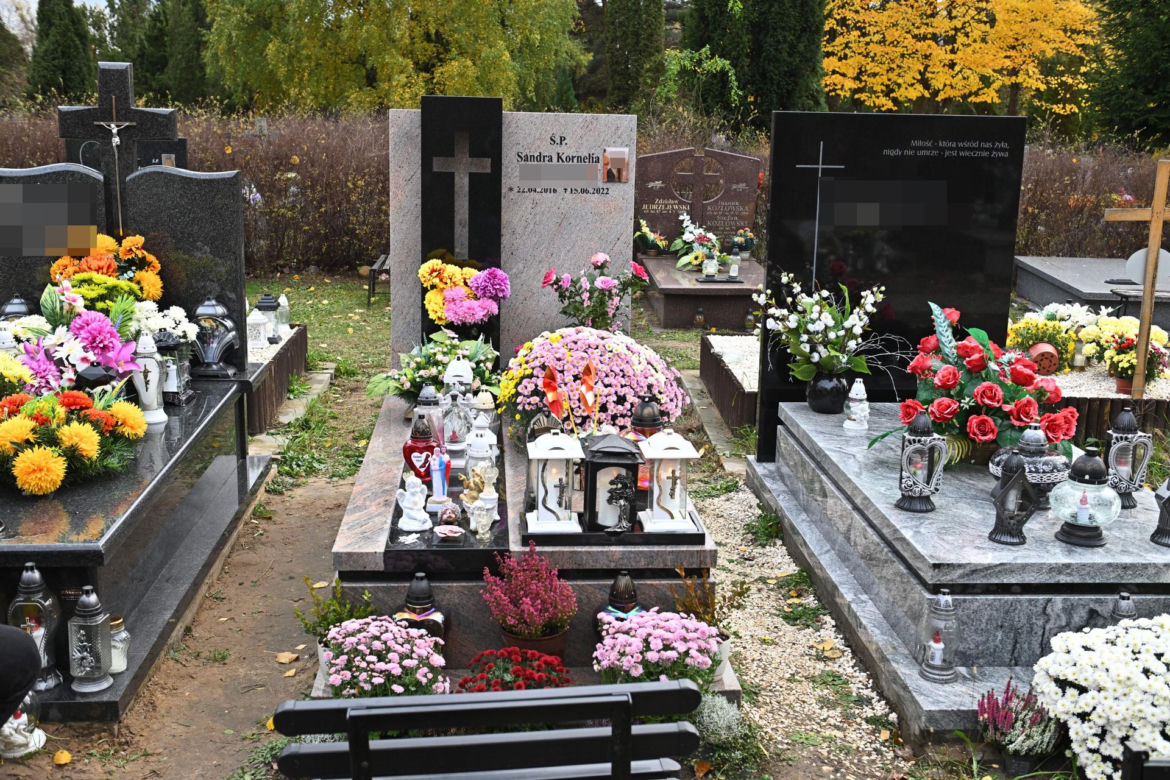 Aniołki i misie strzegą grobu 6-letniej Sandry, obok rozkwita kwiat róży