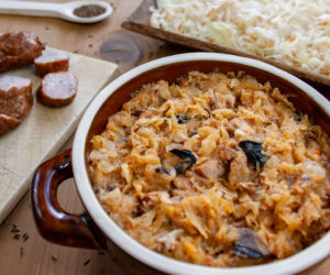 Aromatyczny bigos z kiełbasą jałowcową i suszonymi grzybami