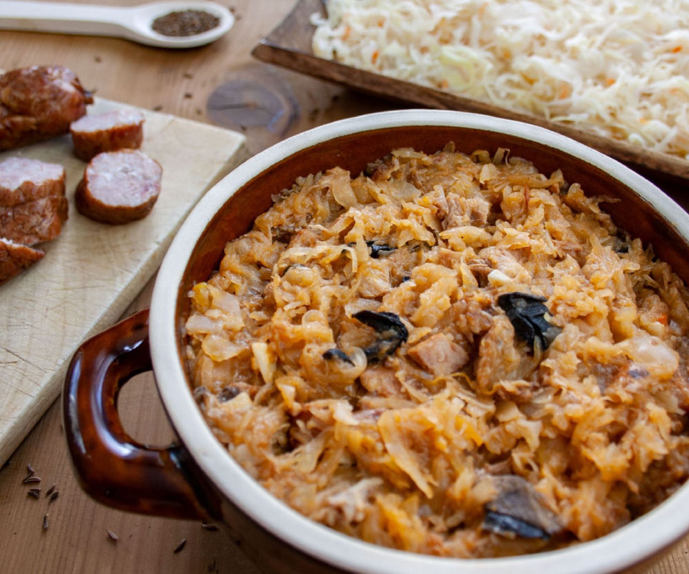 Aromatyczny bigos z kiełbasą jałowcową i suszonymi grzybami