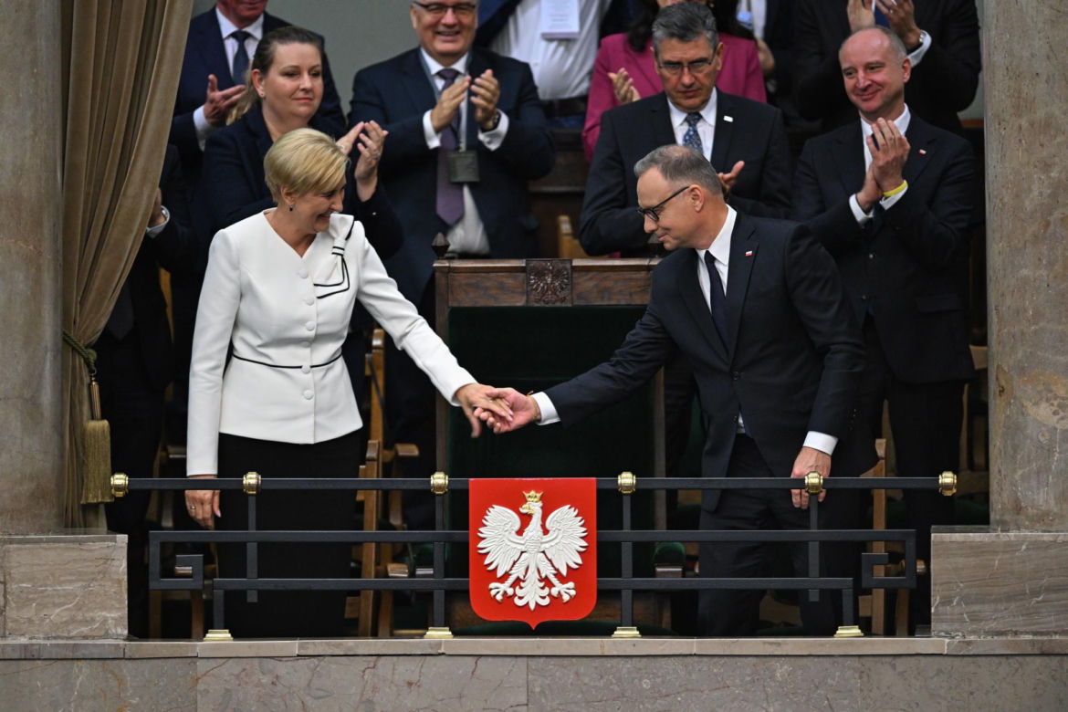 Agata Duda z kokardą na ramieniu w Sejmie