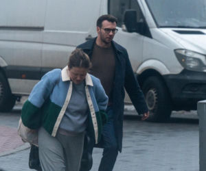 Olga Frycz wychodzi z dzieckiem ze szpitala