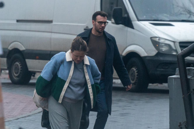 Olga Frycz wychodzi z dzieckiem ze szpitala