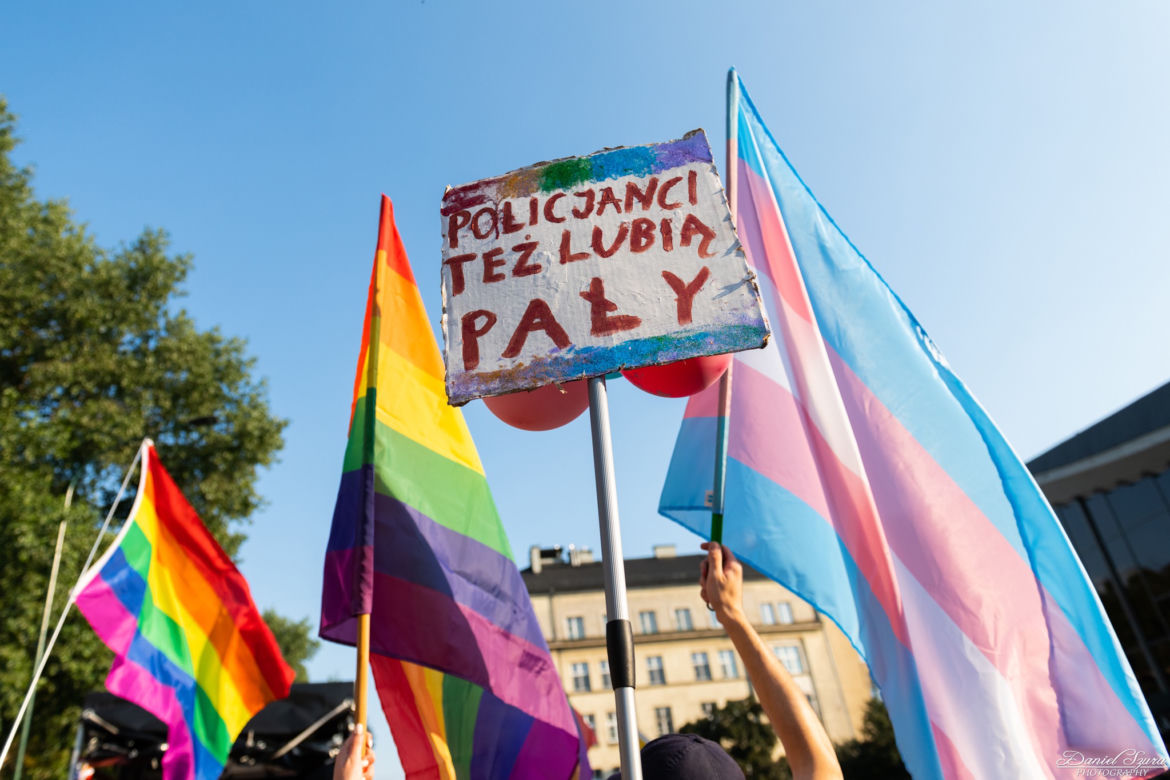 Marsz Równości w Krakowie - tłumy na wydarzeniu pod hasłem "Zaczerpnąć tchu".