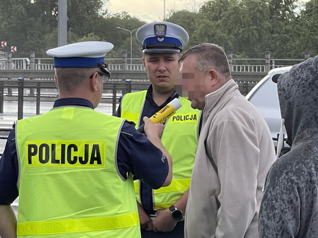 Opel zderzył się z autobusem na Moście Grota. Dwie osoby ranne, gigantyczne utrudnienia 