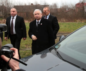 Jarosław Kaczyński z ochroniarzami