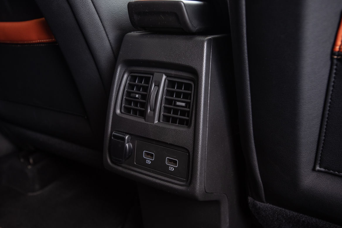 Peugeot 2008 GT Line vs Renault Captur Intens