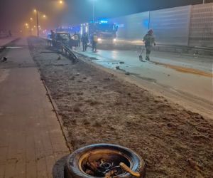 Wypadek na małej obwodnicy Iławy. Duże zniszczenia, kierowca bez prawa jazdy