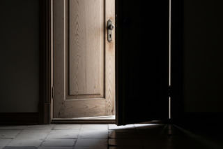 Skandal w rodzinie zastępczej. Jak rodzice oprawcy z Nowej Kornicy ukrywali prawdę?