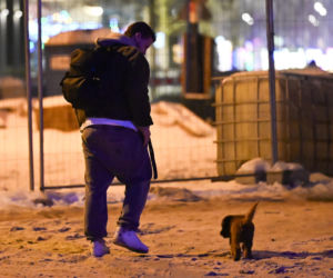 Sebastian Fabijański z pieskiem na spacerze