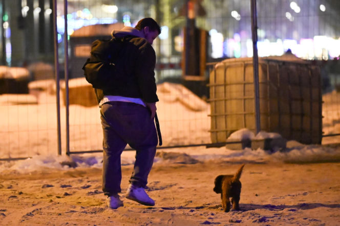 Sebastian Fabijański z pieskiem na spacerze