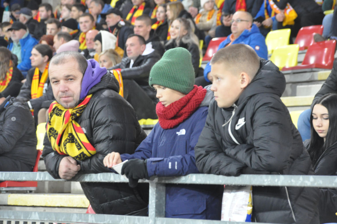 Żółto-czerwono na Suzuki Arenie! Zdjęcia kibiców na meczu Korona Kielce - Jagiellonia Białystok