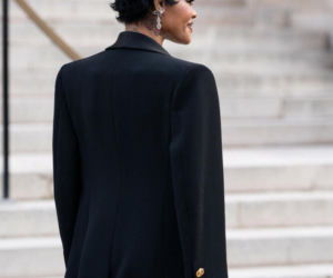 Klejnoty z Luwru znalezione na półnagiej piękności?! Jest jeden problem